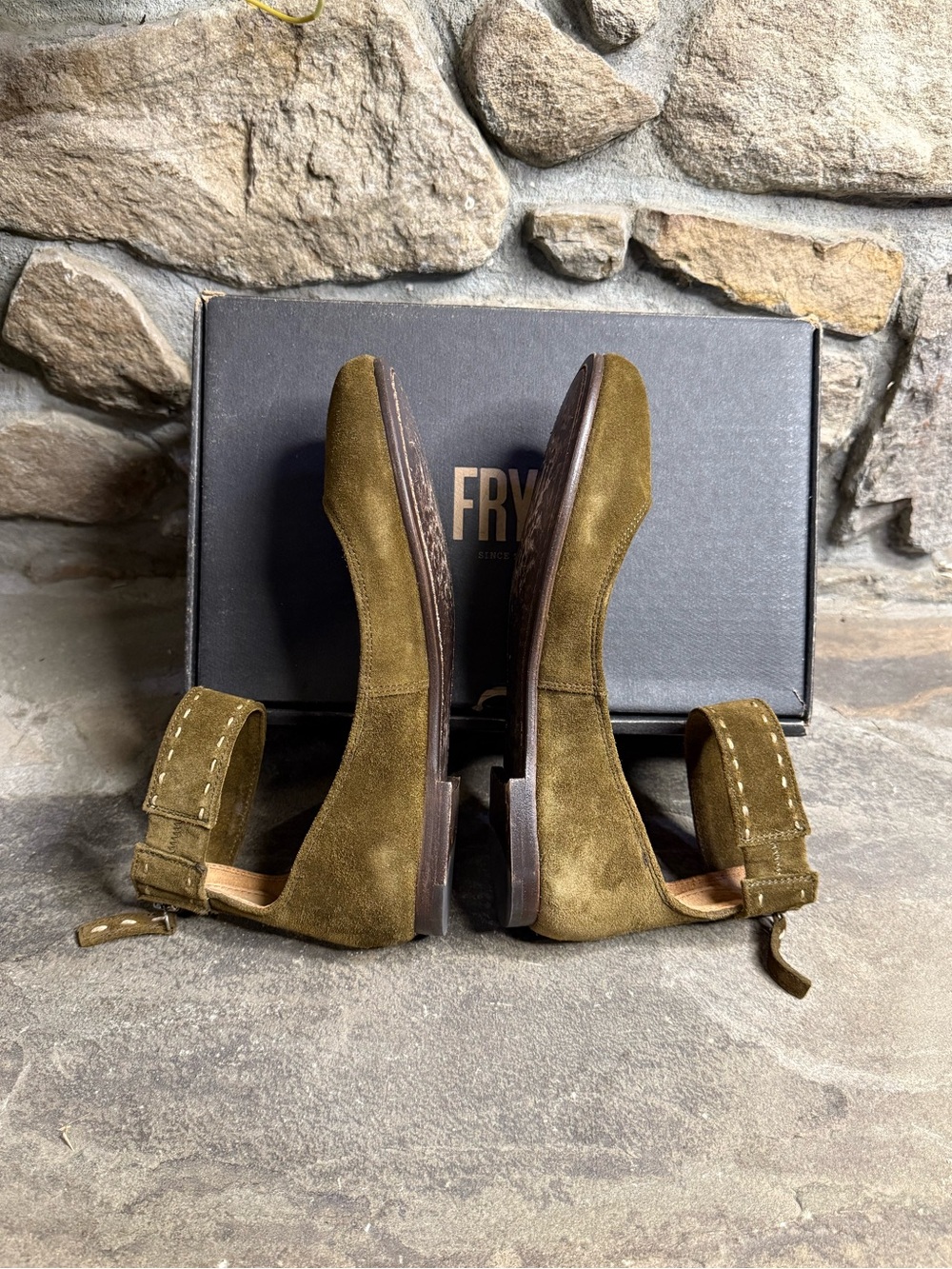 Frye Carson Flats - Picture 3 of 7